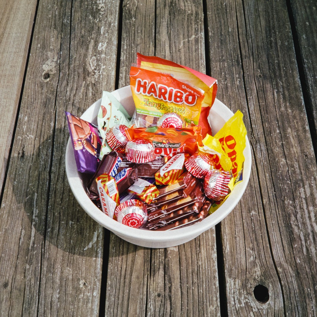 Bowl of sweets.
-
Contax G2 + Fuji Superia 200
-
#ishootfilm #35mmphotography #kodakfilm #fujisuperia200 #35mmfilm #35mm #istillshootfilm #filmisnotdead #filmisnotdeadil #filmphotography #contaxg2 #bcncollective #myspc #sdpcollective #Spicollective #documentaryphotography #sweets