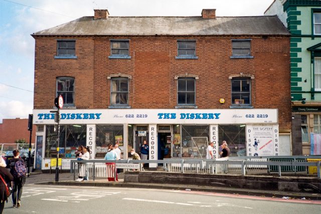The Diskery record shop, Birmingham (before the move).
-
Kodak Gold 200 + Ricoh FF-9.
-
#ishootfilm #35mmphotography #kodakfilm #kodakgold200 #35mmfilm #35mm #istillshootfilm #filmisnotdead #filmisnotdeadil #filmphotography #35mmfilmphotography #ricohff9 #vinyl #vinylrecords #vinylrecord #recordshop #birmingham #highstreet