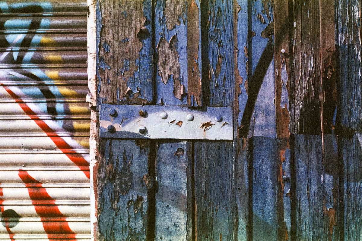 Urbex photography - cracked paint