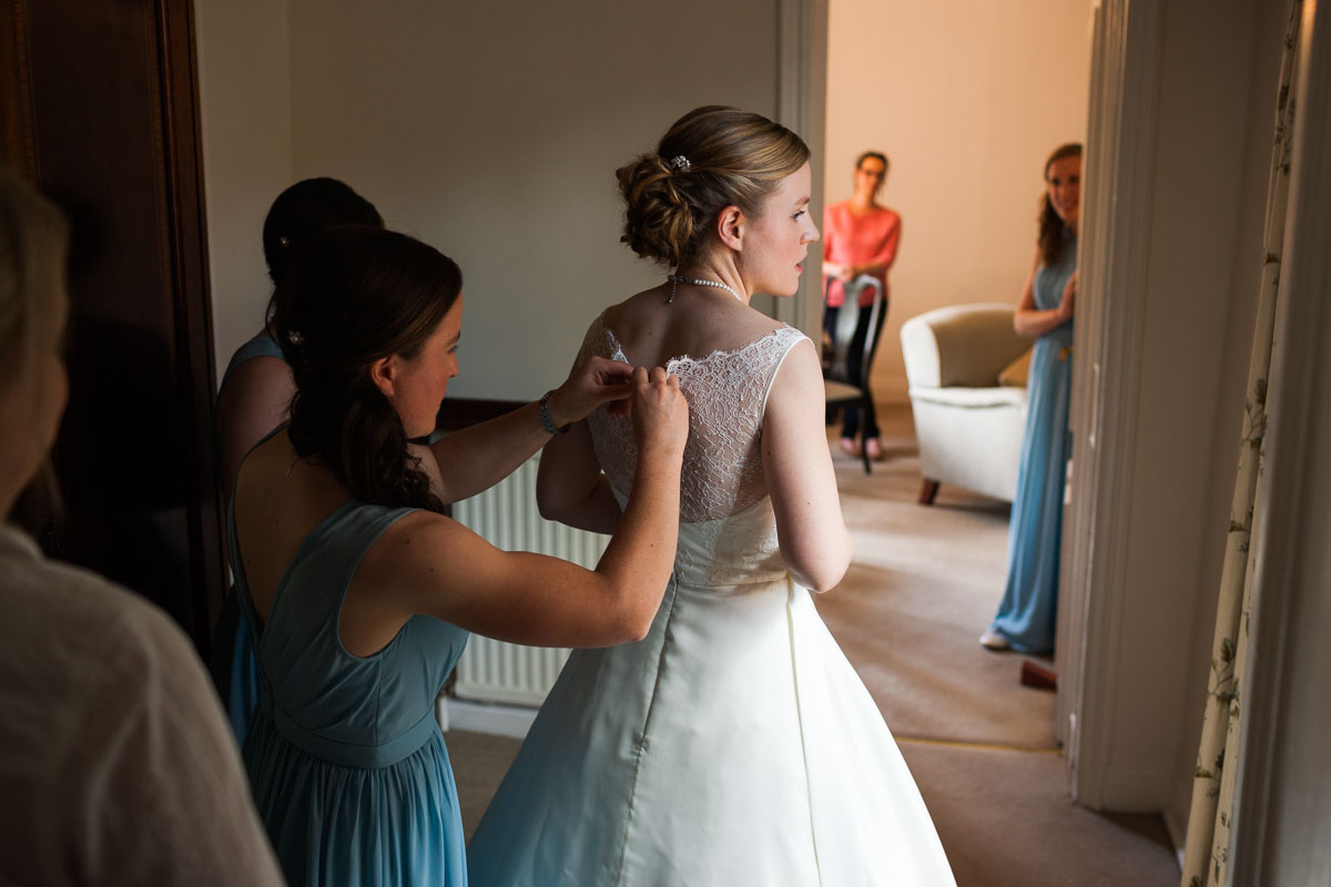 How to Photograph a Wedding: Morning Preparations (Bride)