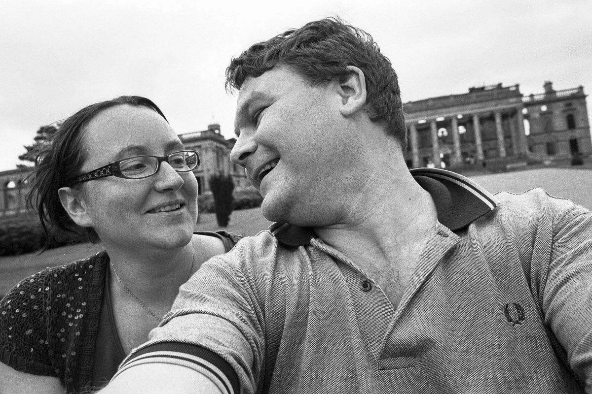 The psychology behind good selfies = use natural light